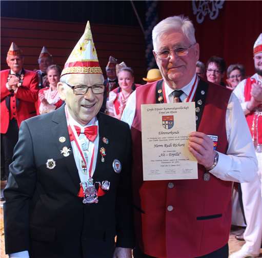 Schon stolz, aber durchaus bescheiden, präsentierte der neue Ordensträger Rudi Richarz seine Ernennungsurkunde zum Alt-Erpillaner. DL