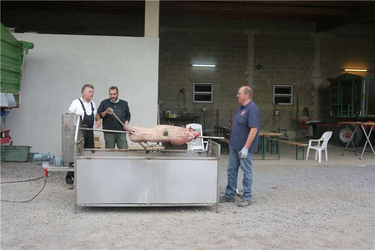 Traditionelles Saugrillen der Studiosen Schon um 9 Uhr hatte das Grill - Orga - Team mit den Vorbereitungen (Grillaufbau, Feuer machen, Aufspießen des Schweines) begonnen.
