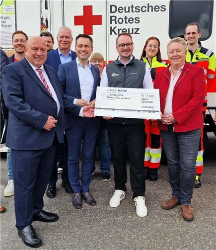 Neuer, schöner und moderner Schon viele Jahre unterstützt EDEKA Kreuzberg das Rote Kreuz. Anlässlich der Wiedereröffnung überreichte Geschäftsführer Alexander Kreuzberg (vorn, 2.v.r.) einen Scheck über 1.000 Euro an DRK-Koblenz-Präsident Leo Biewer (vorn, l.) im Beisein von Bürgermeisterin Ulrike Mohrs (vorn r.) und Oberbürgermeister David Langner (vorn, 2.v.l.)