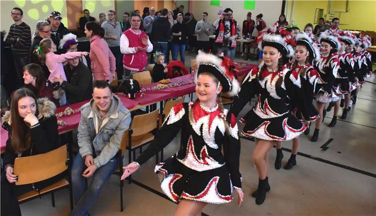 Schon vom Einmarsch der KCK Jungfunken waren die Zuschauer angetan.HEP