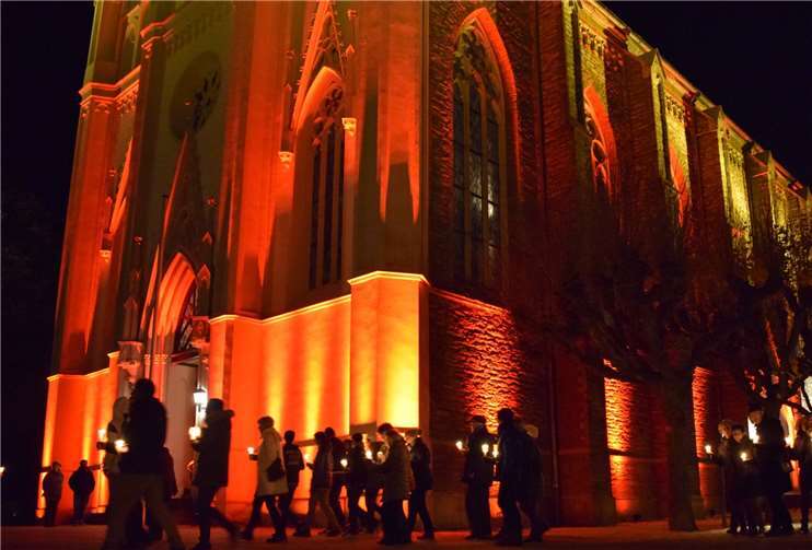 Schon von außen machte eine rot-orange illuminierte katholische Martinskirche deutlich, dass es in dem Gotteshaus Besonderes zu erleben gibt. Dekanat Nassauer Land