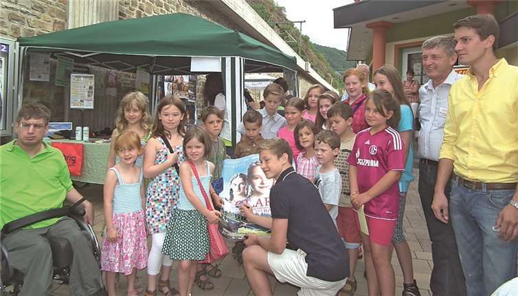 Schon vor dem Kino-Event musste der 14-jährige Hauptdarsteller „Damian Hardung“ viele Autogrammwünsche junger Fans erfüllen.
