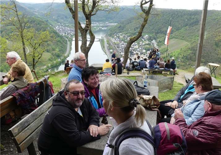 Schon vor dem Mittagsläuten und der Bratenausgabe genossen bereits zahlreiche Besucher den herrlichen Moselblick.