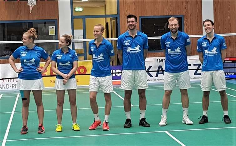 Schon vor dem Spiel in Fischbach war die Stimmung bestens. Das Team v.li.: Ina Vermaßen, Sarah Kämpf, Tobias Mund, Max Stage, Oliver Schmidt und Thilo Mund.Fotos: privat