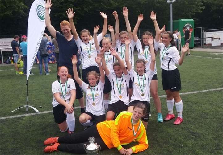 Schon vor dem eigentlichen Saisonbeginn hatten die Merzbacher D-Juniorinnen Grund zu jubeln, sicherten sie sich doch den Kreispokal.  privat