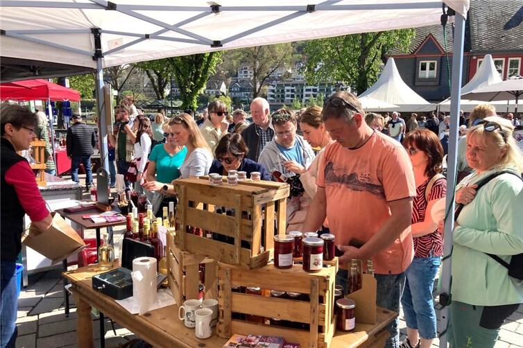 Schon vor dem offiziellen Startschuss drängten sich viele Hundert Besucher entlang der gut bestückten Marktstände.