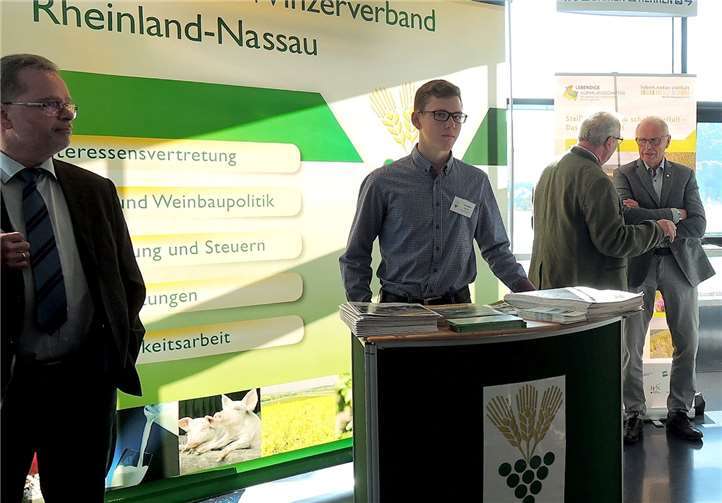 Schon vor der Eröffnung kam es zu informativen Gesprächen.