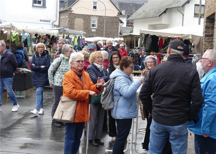 Schon vor der Mittagsstunde drängten sich zahlreiche Besucher über die gut bestückte Treiser Marktmeile.