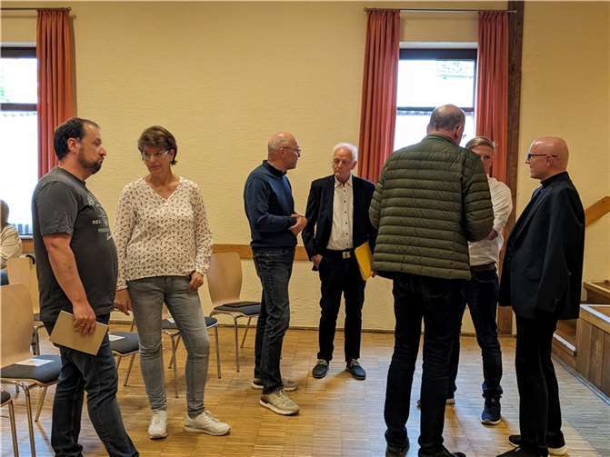 Kreis Ahrweiler: Bemühungen zum Hochwasserschutz reichen nicht aus Schon vor der Podiumsdiskussion fanden erste Gespräche statt. Foto: ks