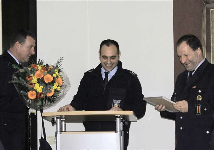 Schon vor der offizielle Ehrung auf dem VG-Feuerwehrtag gratulierte Lionel Gironde zusammen mit Wehrführer Akin Karga seinem Kollegen Uwe Schumacher.
