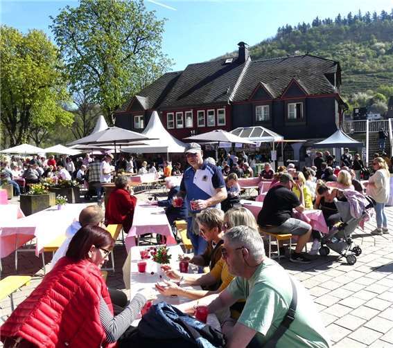 Schon vor der offiziellen Eröffnung des Cochemer Traditionsfestes nebst Marktspektakel fanden sich zahlreiche Gäste auf dem Endertplatz ein.