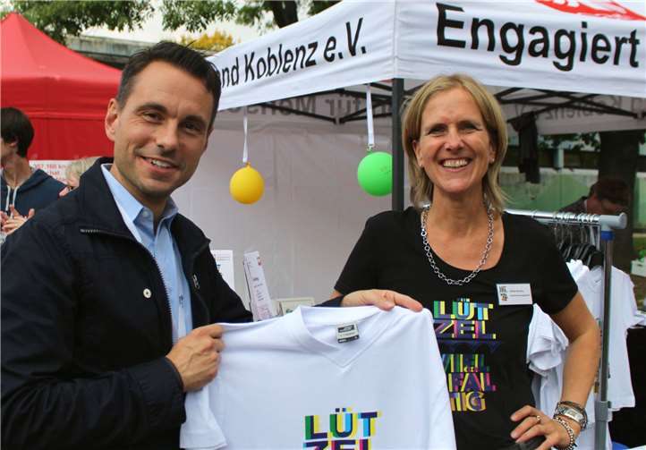 Schon vor seiner Zeit als Oberbürgermeister war David Langner regelmäßig in Lützel präsent, wie hier beim Bürgerfest im vergangenen Jahr im Gespräch mit Quartiersmanagerin Ulrike Bourry.  Caritasverband Koblenz