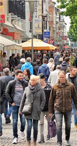 Schon zu Beginn des verkaufsoffenen Sonntags am Mittag war die Neuwieder Innenstadt sehr belebt.