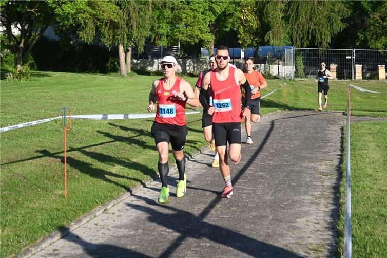 Schon zu Beginn lag Christian Steffes (rechts) an der Spitze. Nach 2:47:34 Stunden hatte er einen Streckenrekord aufgestellt.