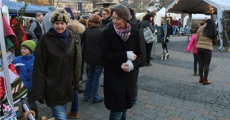 Schon zu Beginn strömten die Besucher zahlreich zum Nikolausmarkt. DL