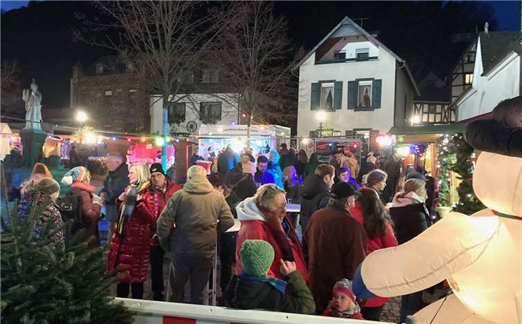 Schon zum Auftakt des diesjährigen Weihnachtsmarktesdrängten sich viele Besucher über den Lindenplatz. Fotos: TE