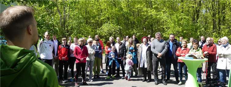 Wald-Fitness-Trail wirbt für gesunde Bewegung Schon zum Auftakt fanden sich zahlreiche Besucher ein, um den neuen Fitness-Trail zu begutachten. Fotos: TE