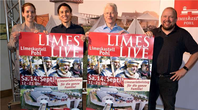 Schon zum zwölften Mal gibt es den Limes-Erlebnistag „Limes Live“ im Rhein-Lahn-Kreis. Im Limeskastell Pohl, wo der Erlebnistag am 14. September über die Bühne geht, stellten Landrat Frank Puchtler (2.v.re.) Ortsbeigeordneter Prof. Thomas Steffen (re.), Elena Maus von der WFG Rhein-Lahn (li.) und Kreisentwickler Benjamin Braun (2.v.li.) das Programm sowie die entsprechenden Werbemittel vor.Foto: Uwe Rindsfüßer