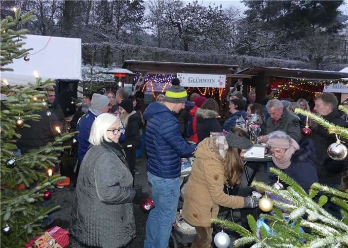 Schon zur Eröffnung des Marktes drängten sich viele Hundert Besucher entlang der Verkaufsbuden.