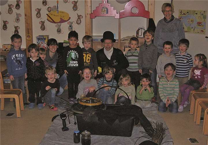 Schornsteinfeger Johannes Schmitz demonstrierte den Kindern seine Ausrüstung. privat