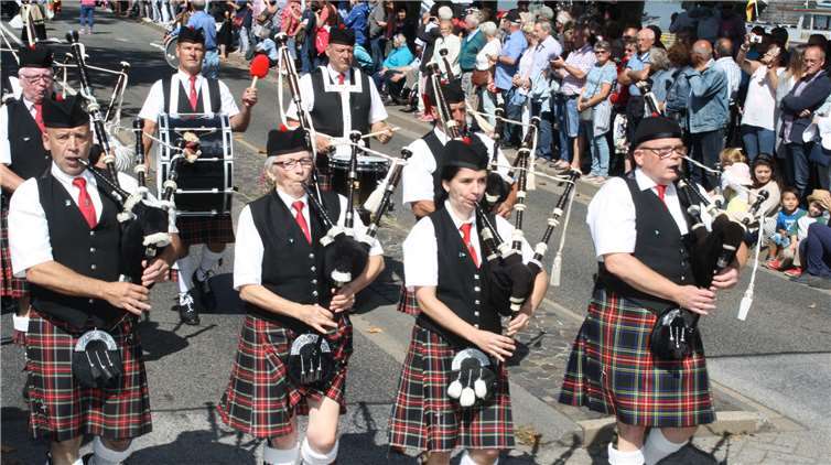 Schottische Klänge zum Weinfest. Die „MoselkrampenLowland Pipers“ sind aus Ediger-Eller.