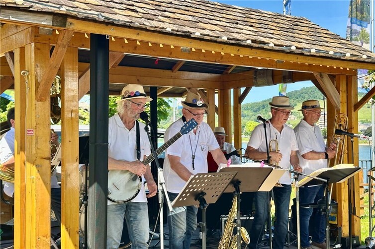 Schräglage - Jazzband auf der Bühne im Kurpark Biergarten Bad Breisig am Pfingstmontag.