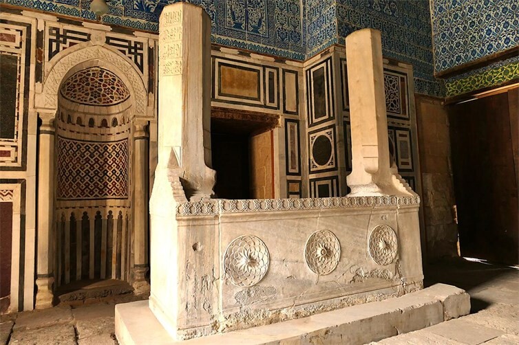 Schrein eines islamischen Würdenträgers in einer Moschee in Kairo 