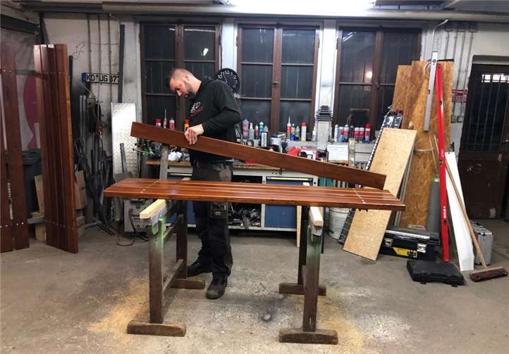 Schreiner Sascha Baum vom Eigenbetrieb Grünflächen- und Bestattungswesen arbeitet beschädigte Bänke für die Park- und Grünflächen auf. Foto: Stadt Koblenz