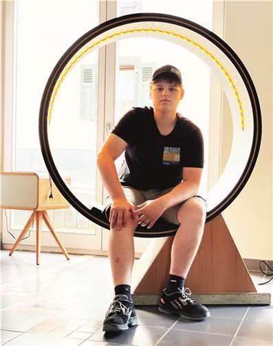 Schreiner Thomas Alef mit seinem Gesellenstück.  Fotos: FRE