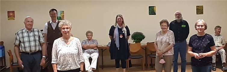 Schriftführer Rolf Müller, Pfarrer Norbert Missong, Inge Fuhrmann, Vorsitzende Karin Haffke, Irene Reuter, Chorleiter Gerhard Schlich und Irmgard Grabinski.Foto: Lothar Schmitz