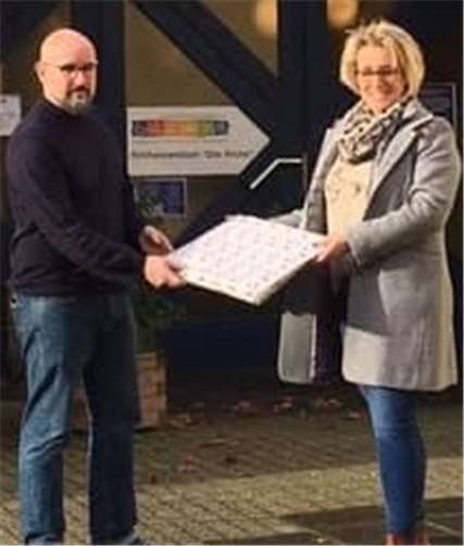 Schriftführerin Nicole Deckers-Mülfarth übergab das Geschenk an den Küster der Arche, Guido Schmidt. Foto: Privat