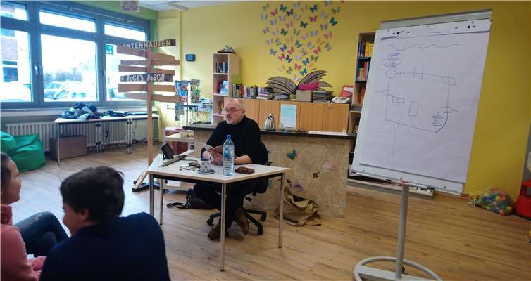 Schriftsteller Andreas Schulte nahm die Schülerinnen und Schüler der Realschule Plus und Fachoberschule Mendig auf eine Reise in die Vergangenheit.Foto: privat