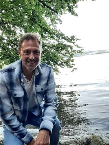 Schriftsteller Markus Theisen am Laacher See.  Foto: Sylvia Bergweiler