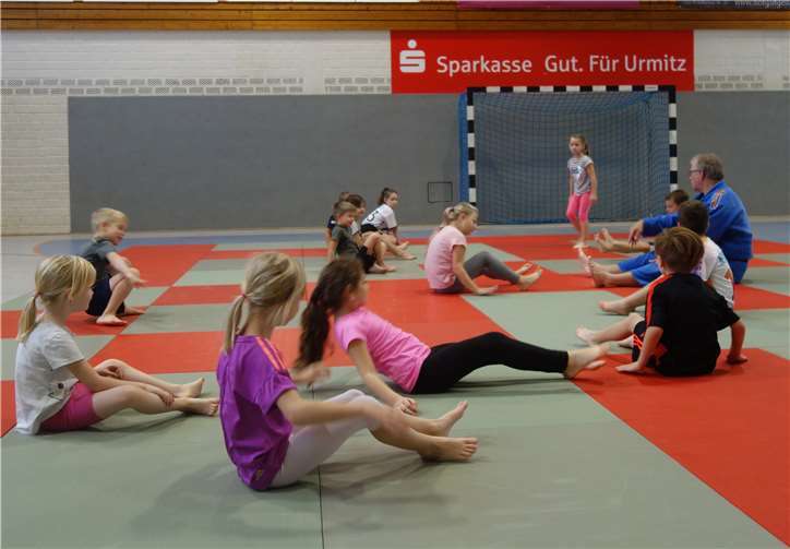 Schritt für Schritt erlernen die Kinder die Fallübung.