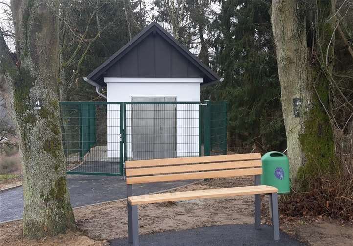 Schritt für Schritt wird auch die überirdische und damit sichtbare Infrastruktur zur Wasserversorgung erneuert. So wurde in 2018 beispielsweise oberhalb von Montabaur-Reckenthal ein neues Wasserhäuschen mit einer Druckminderstation gebaut. Das alte Bauwerk war marode und musste abgerissen werden. Foto: Privat