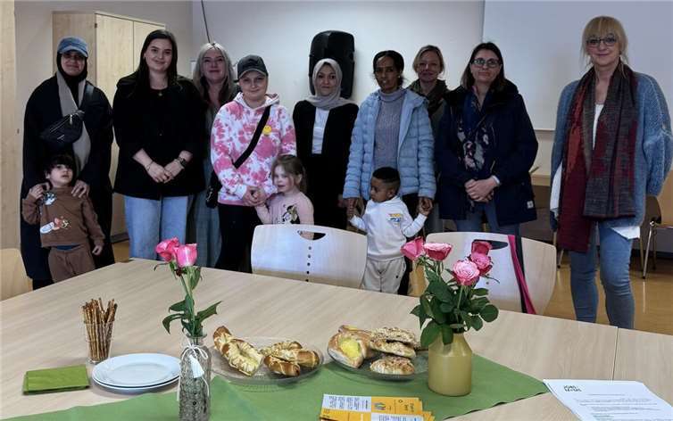 „Schritt für Schritt zurück in den Beruf“ - unter diesem Motto luden das Jobcenter Mayen-Koblenz gemeinsam mit „JOBS FOR MOMS®“ Frauen in Elternzeit zum Kick-Off Treffen ins Haus der Familie nach Andernach ein. Foto: Jobcenter Landkreis Mayen-Koblenz