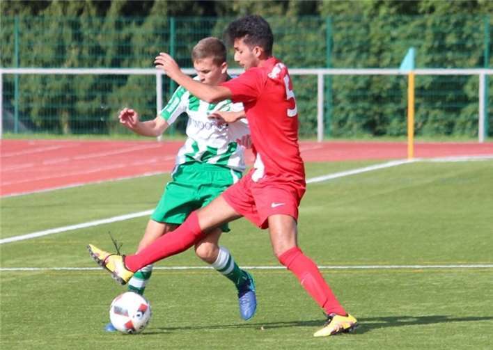 Schritt halten mit den Spitzenteams der A-Klasse würde gerne die SpVgg Bendorf (in rot). In der Hinrunde, wie hier in Vallendar, gelang das nicht immer. Trotzdem liegt die Mannschaft von Murat Sayim aktuell auf dem sechsten Platz in der Liga. TH