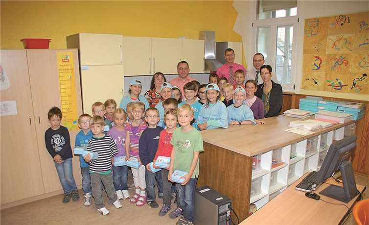 Schüler, Klassenlehrer, Schulleitung und Schulelternbeirat freuen sich über eine neue Küchenzeile in der Grundschule Wehr.privat