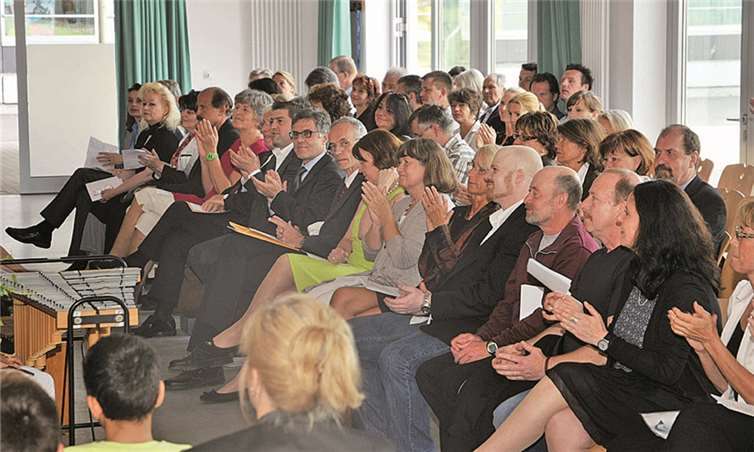 Schüler, Kollegen, Vertreter der Politik und viele Eltern kamen, um Bettina Rekate zu verabschieden.