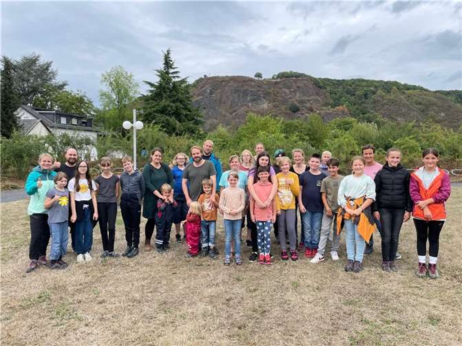 Schüler, Lehrer, Eltern und Geschwister sammelten Müll und achtlos Weggeworfenes beim RhineCleanUp 2022. Foto: Nadine Ciompa