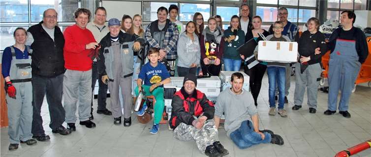 Schüler, Lehrer und Beschäftigte im Mayener Entsorgungsfachbetrieb der Caritas Werkstätten. Caritas Werkstätten Mayen