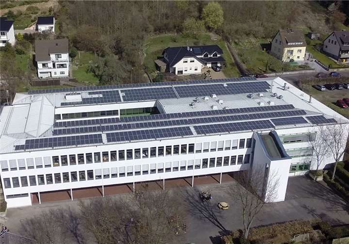 Schüler, Lehrer und Schulleitung informieren über die Angebote des Gymnasiums. privat