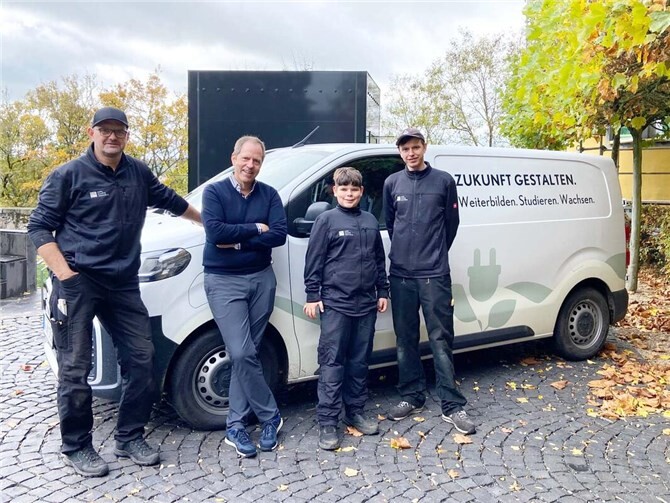Schüler Michel Heinen (zweiter von rechts) mit dem ADG-Vorstandsvorsitzendem Boris Nannt (zweiter von links) sowie den Hausmeistern Christian Hans und Lars Meyer (links und rechts).  Foto: ADG/Marie Reuter