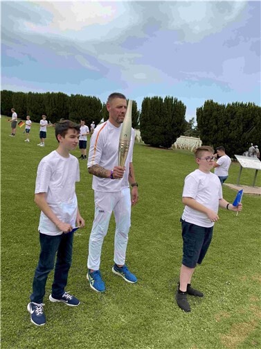 Schüler aus Douaumont und Rheinbach begleiten die olympische Flamme.