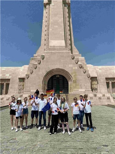 Schüler aus Rheinbach vor dem Beinhaus in Douaumont.  Fotos: Stephanie Ewald
