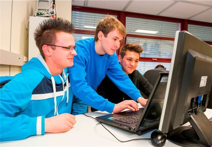 Schüler aus dem Bereich Informationstechnik helfen vor Ort bei der Online-Anmeldung. privat