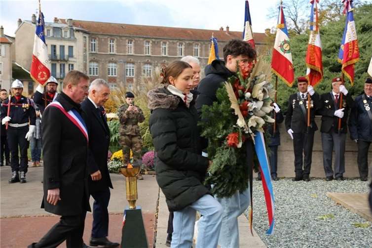 Schüler bei der Kranzniederlegung. Fotos: privat