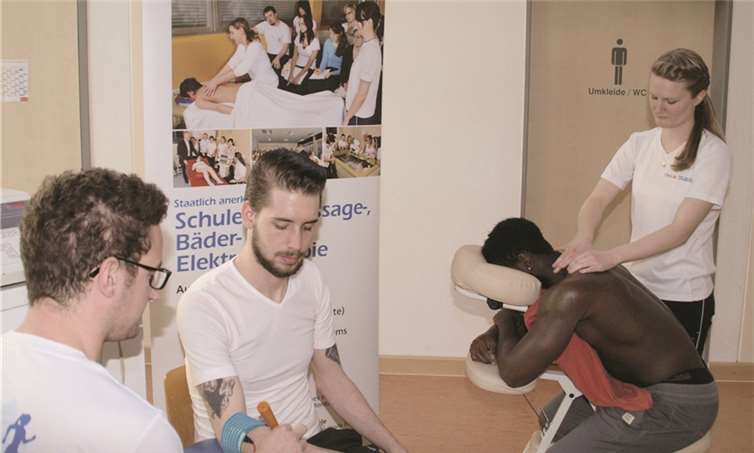 Schüler bei der Präsentation der Schule für Massage-, Bäder- und Elektrotherapie.