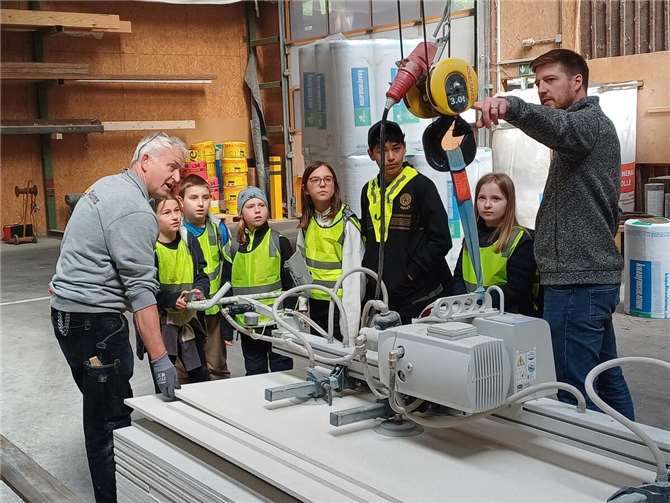 Schüler besuchen im Rahmen der Projektwoche das Unternehmen Holzbau Adams in Niederzissen. Foto: Ulrike Leimkühler