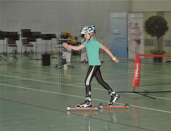 Schüler demonstrierten, wie man am besten auf den Rollskiern unterwegs ist.